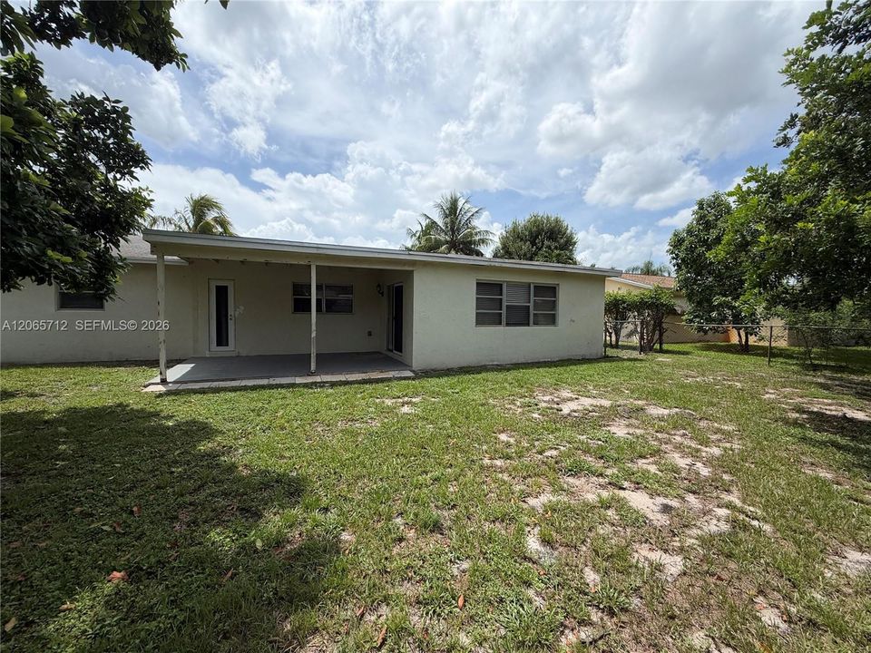 Active With Contract: $379,900 (3 beds, 2 baths, 1293 Square Feet)