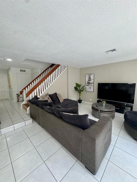 For Sale: $274,900 (4 beds, 3 baths, 1690 Square Feet)