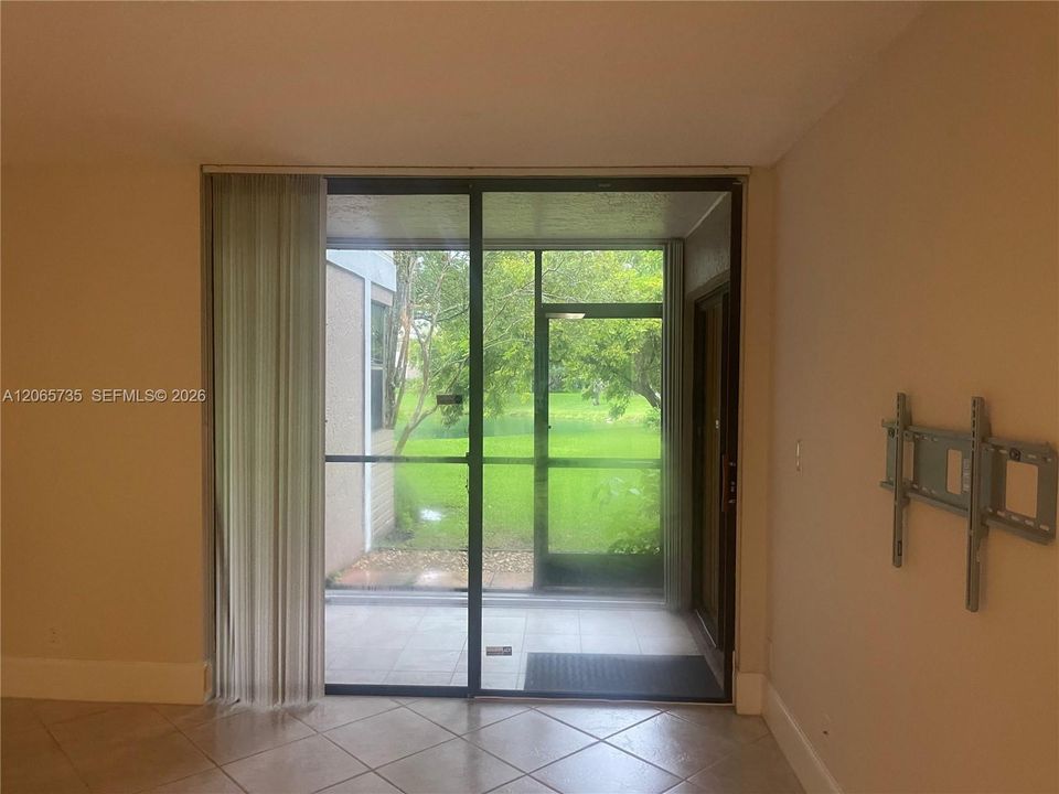 В аренду: $2,300 (2 спален, 2 ванн, 963 Квадратных фут)