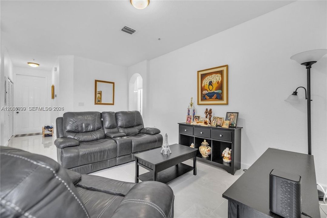 For Sale: $329,000 (3 beds, 2 baths, 1151 Square Feet)