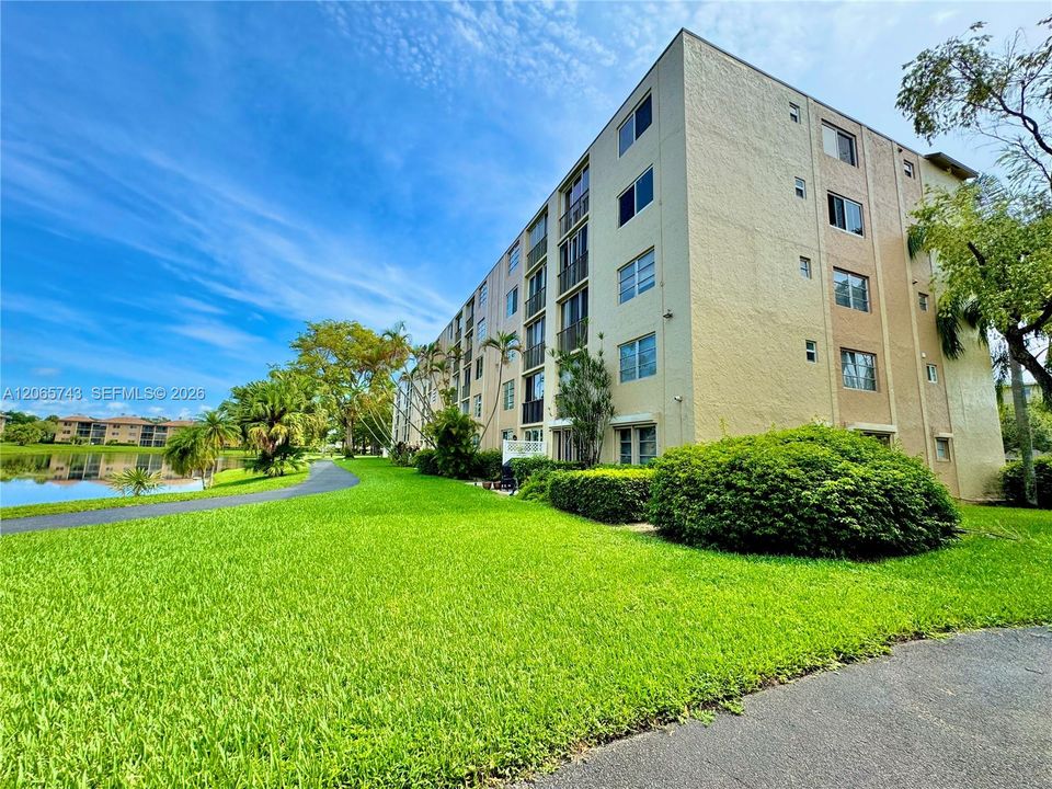 Active With Contract: $2,100 (2 beds, 2 baths, 1040 Square Feet)