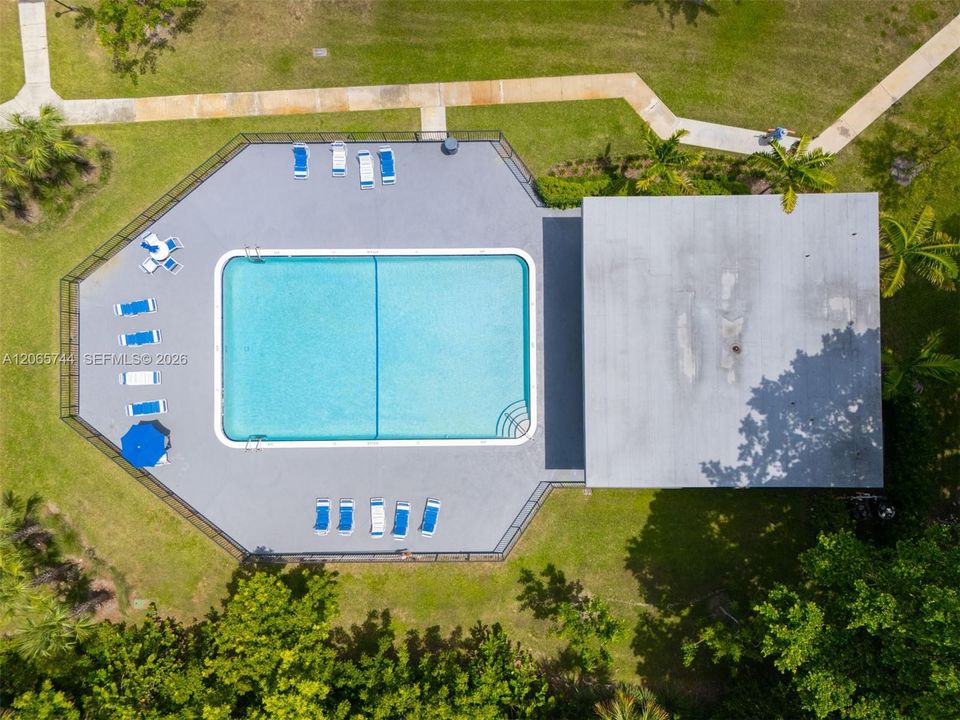 For Sale: $195,000 (2 beds, 2 baths, 979 Square Feet)