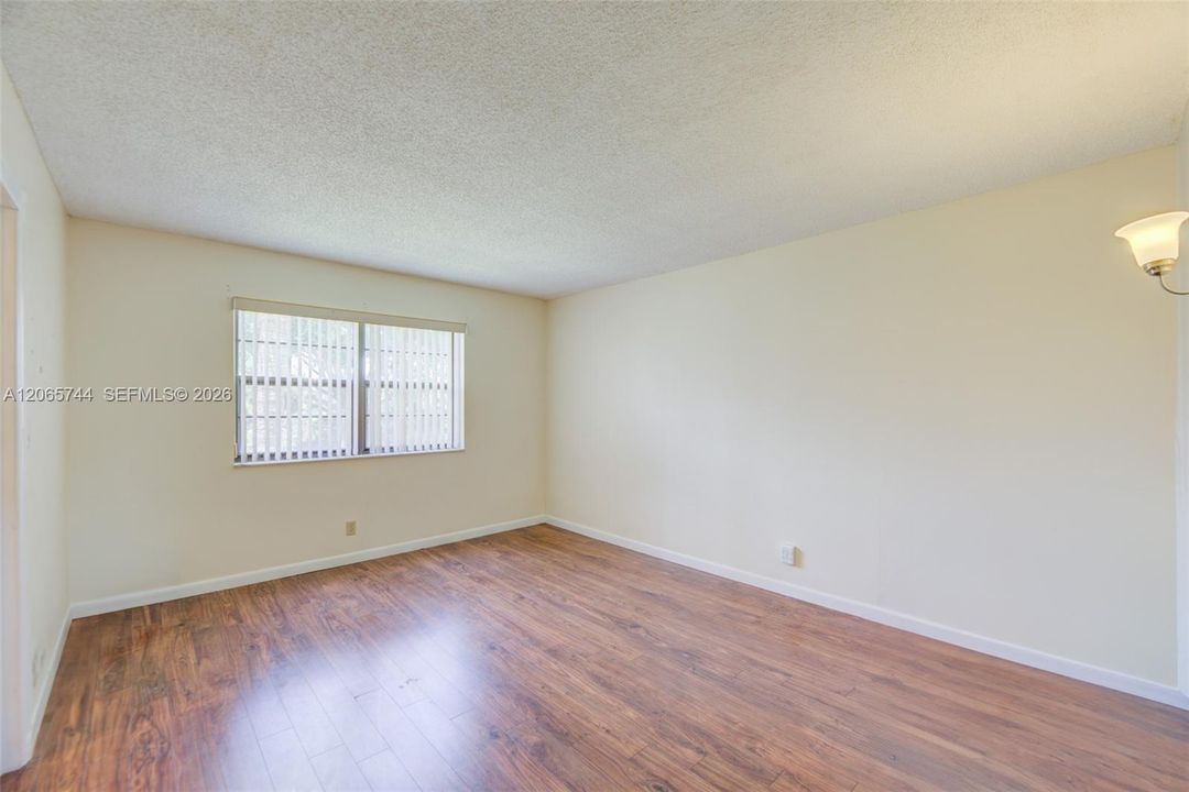 For Sale: $195,000 (2 beds, 2 baths, 979 Square Feet)