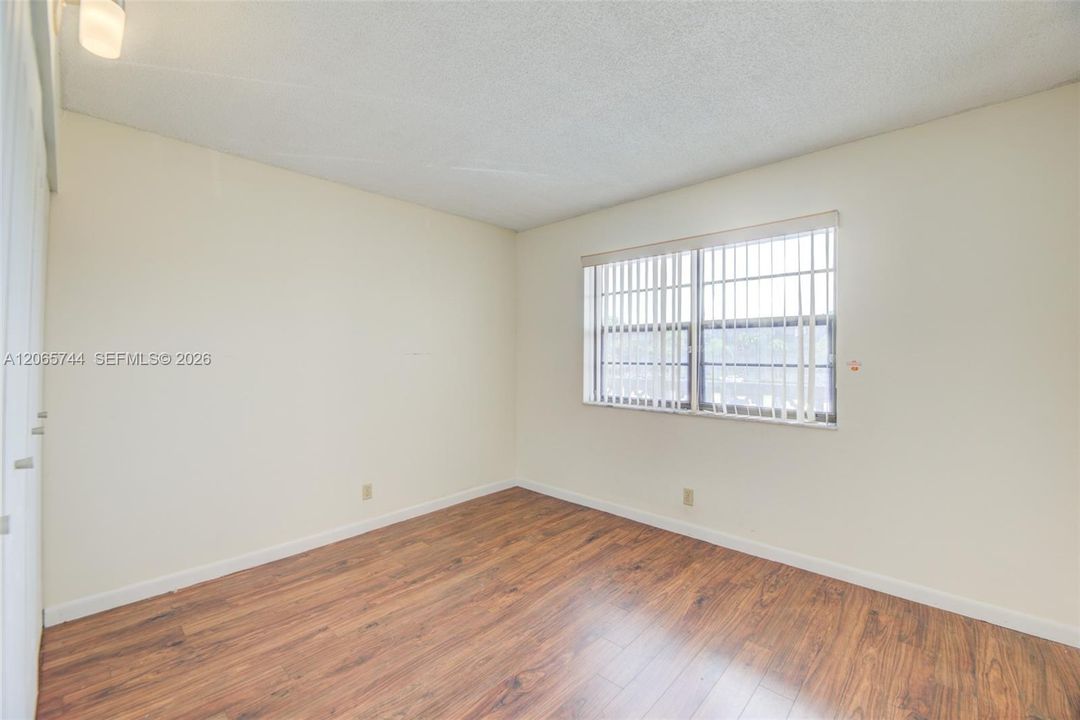 For Sale: $195,000 (2 beds, 2 baths, 979 Square Feet)