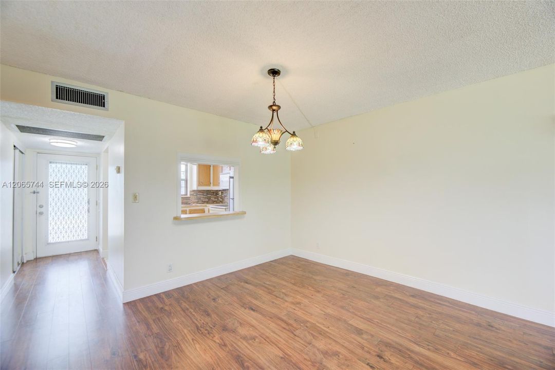 For Sale: $195,000 (2 beds, 2 baths, 979 Square Feet)