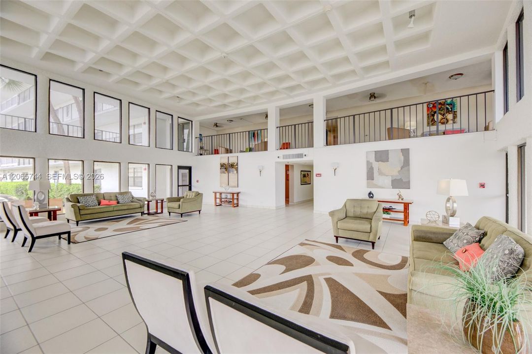 For Sale: $195,000 (2 beds, 2 baths, 979 Square Feet)