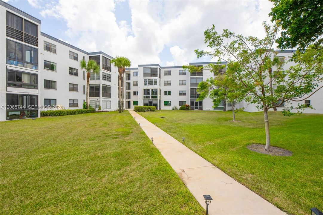 For Sale: $195,000 (2 beds, 2 baths, 979 Square Feet)