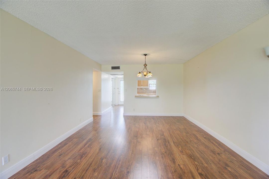 For Sale: $195,000 (2 beds, 2 baths, 979 Square Feet)