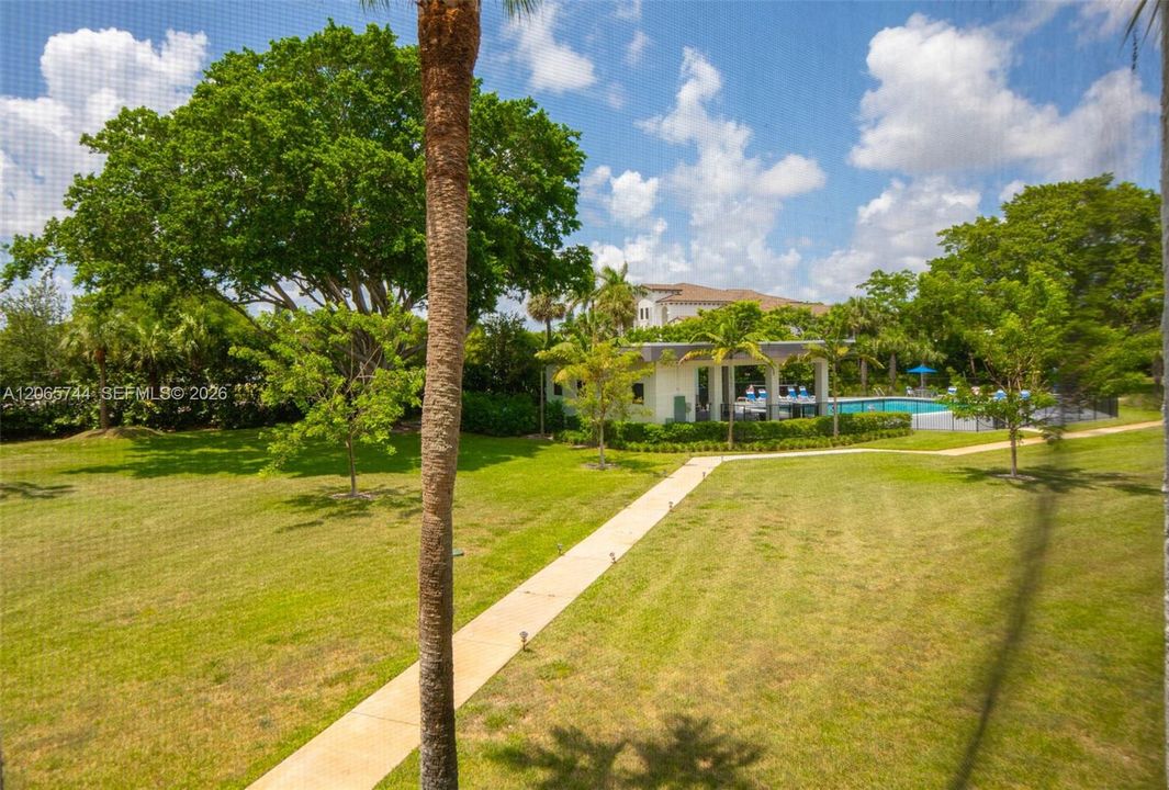 For Sale: $195,000 (2 beds, 2 baths, 979 Square Feet)