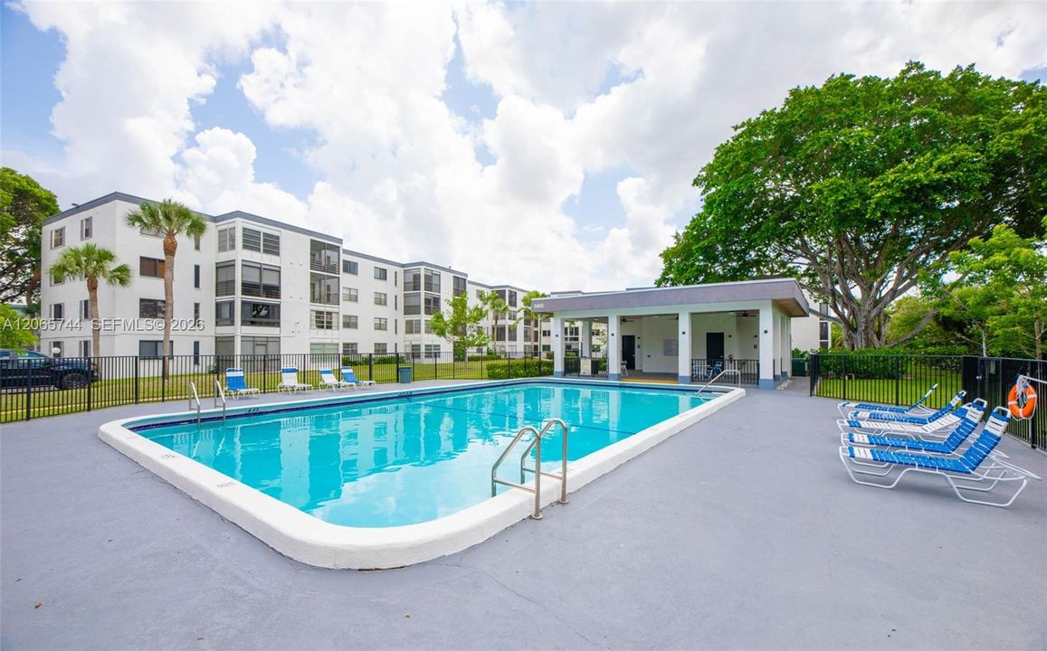 For Sale: $195,000 (2 beds, 2 baths, 979 Square Feet)