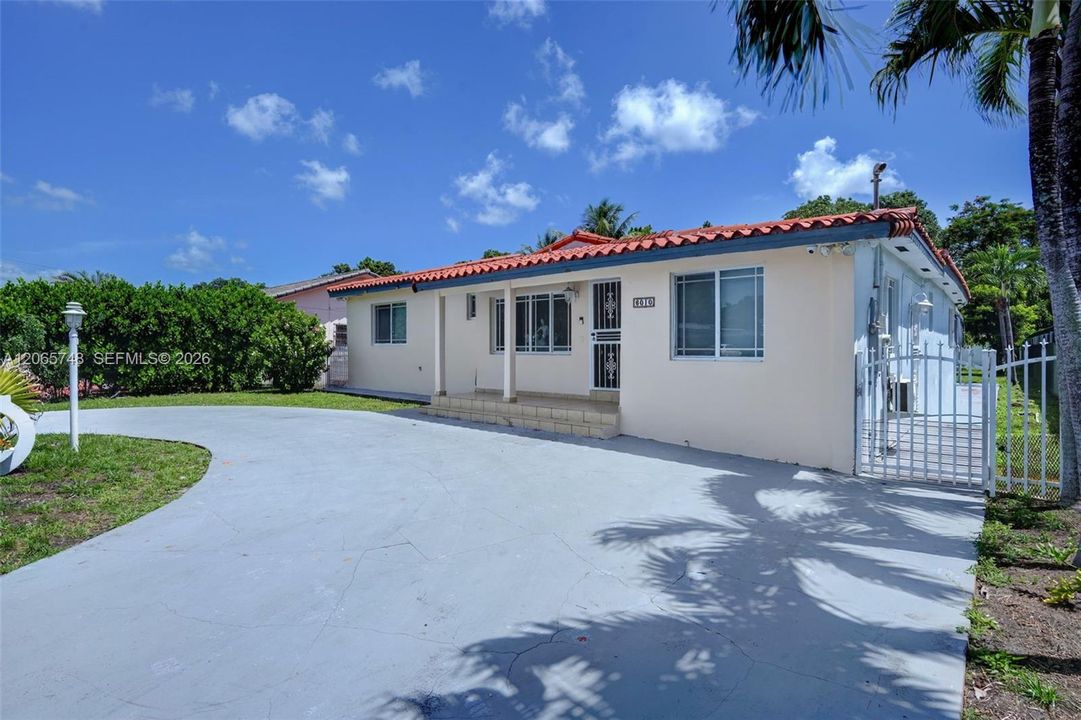 For Sale: $1,200,000 (3 beds, 2 baths, 2618 Square Feet)