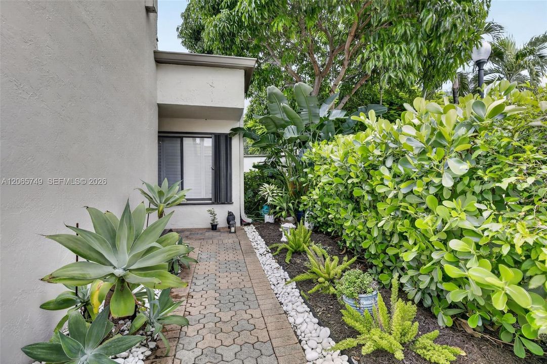 For Rent: $3,500 (3 beds, 2 baths, 1460 Square Feet)