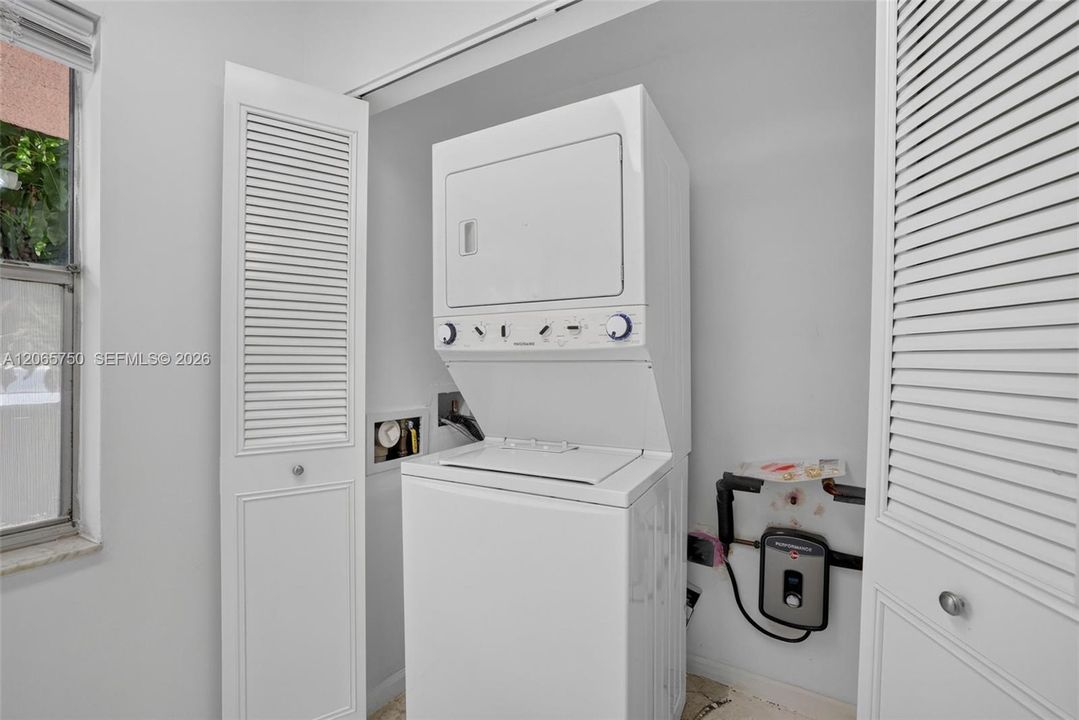 For Sale: $175,000 (2 beds, 2 baths, 1100 Square Feet)