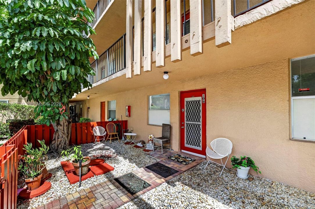 For Sale: $175,000 (2 beds, 2 baths, 1100 Square Feet)