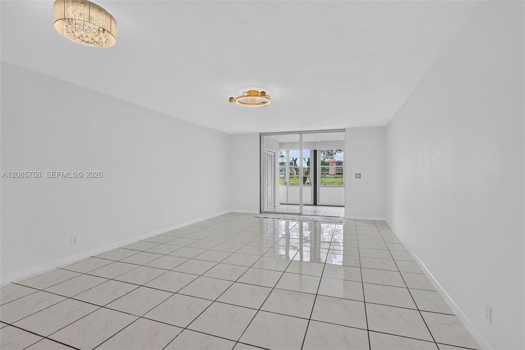 For Sale: $175,000 (2 beds, 2 baths, 1100 Square Feet)