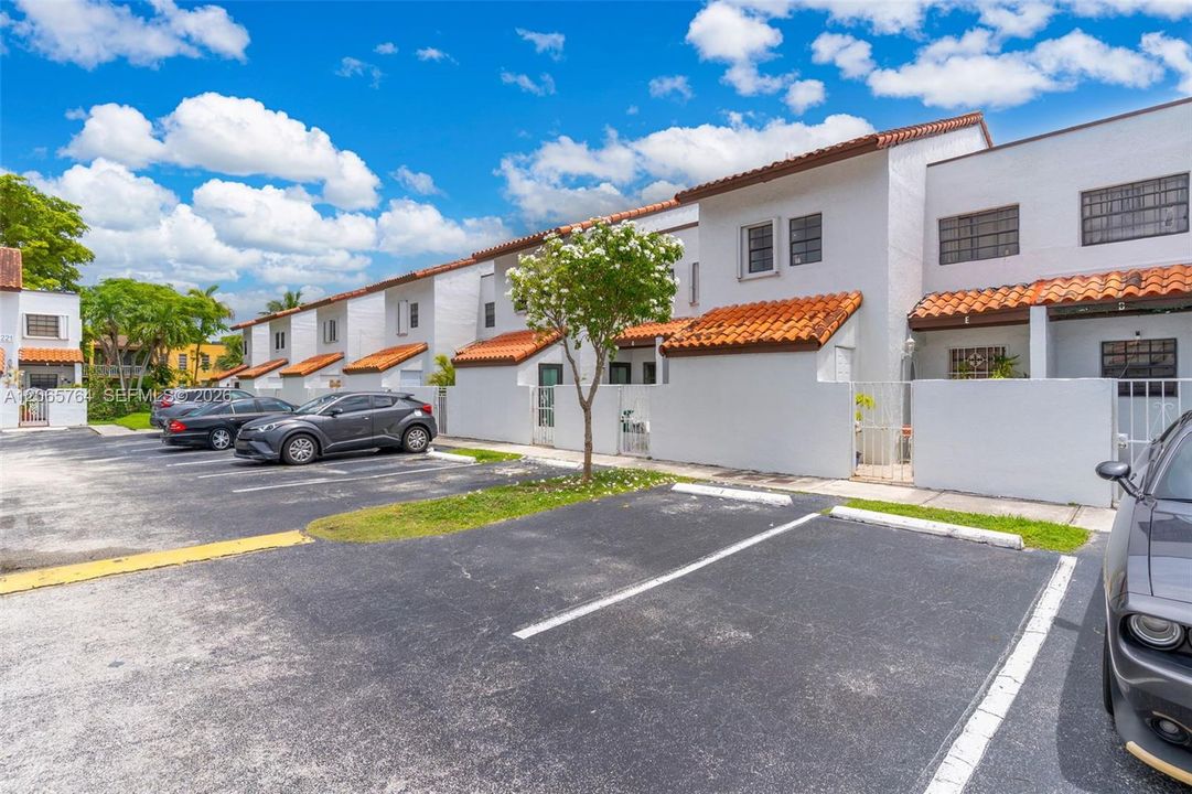 For Sale: $370,000 (2 beds, 2 baths, 1034 Square Feet)