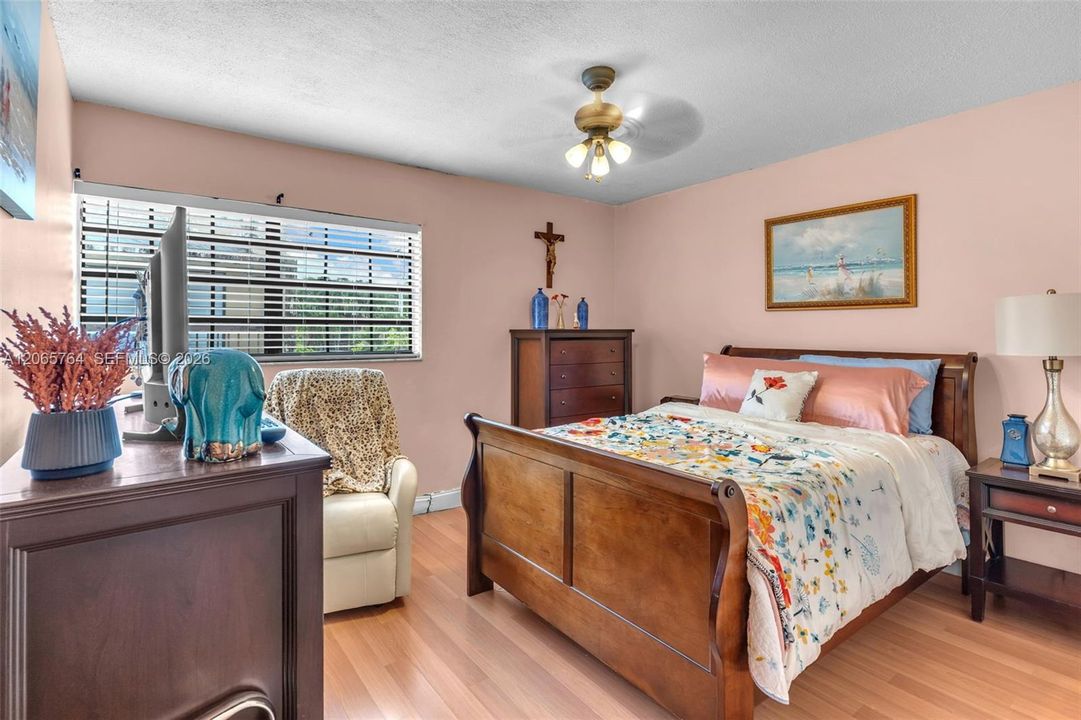 For Sale: $370,000 (2 beds, 2 baths, 1034 Square Feet)