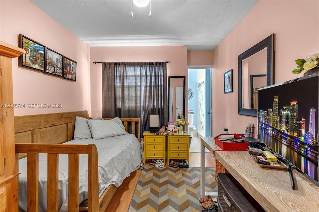 For Sale: $370,000 (2 beds, 2 baths, 1034 Square Feet)