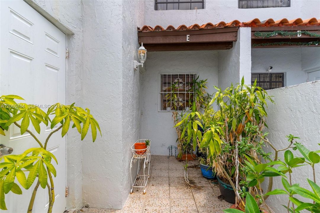 For Sale: $370,000 (2 beds, 2 baths, 1034 Square Feet)