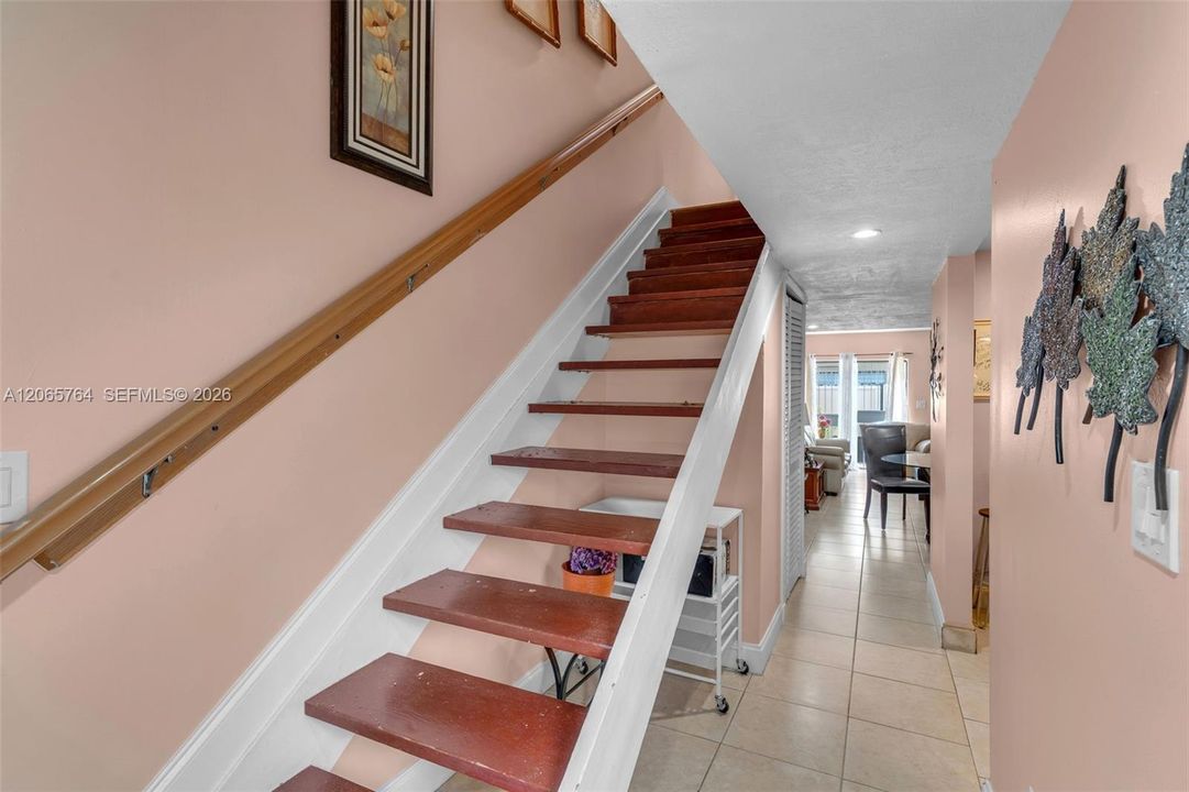 For Sale: $370,000 (2 beds, 2 baths, 1034 Square Feet)