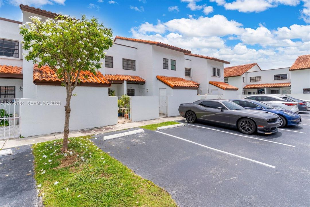 For Sale: $370,000 (2 beds, 2 baths, 1034 Square Feet)