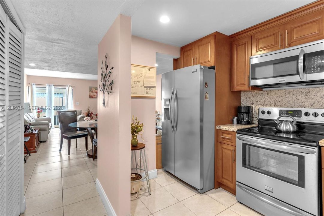 For Sale: $370,000 (2 beds, 2 baths, 1034 Square Feet)