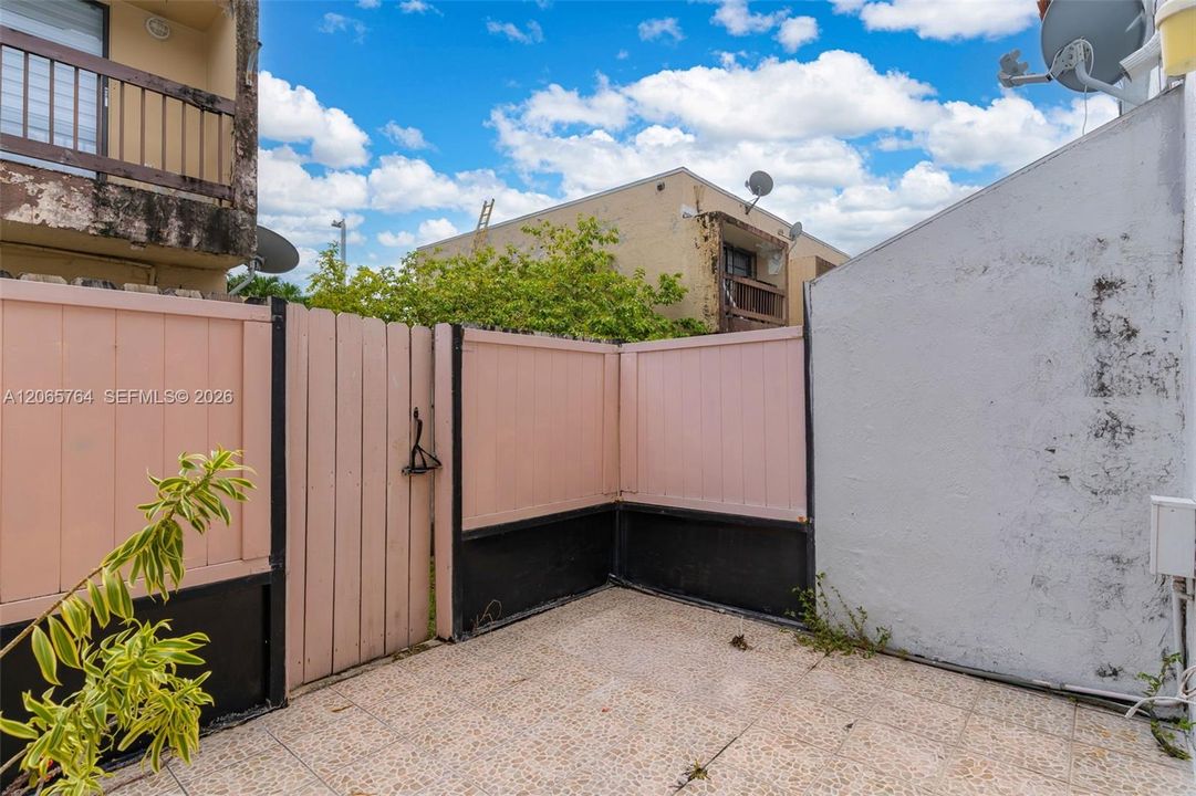 For Sale: $370,000 (2 beds, 2 baths, 1034 Square Feet)
