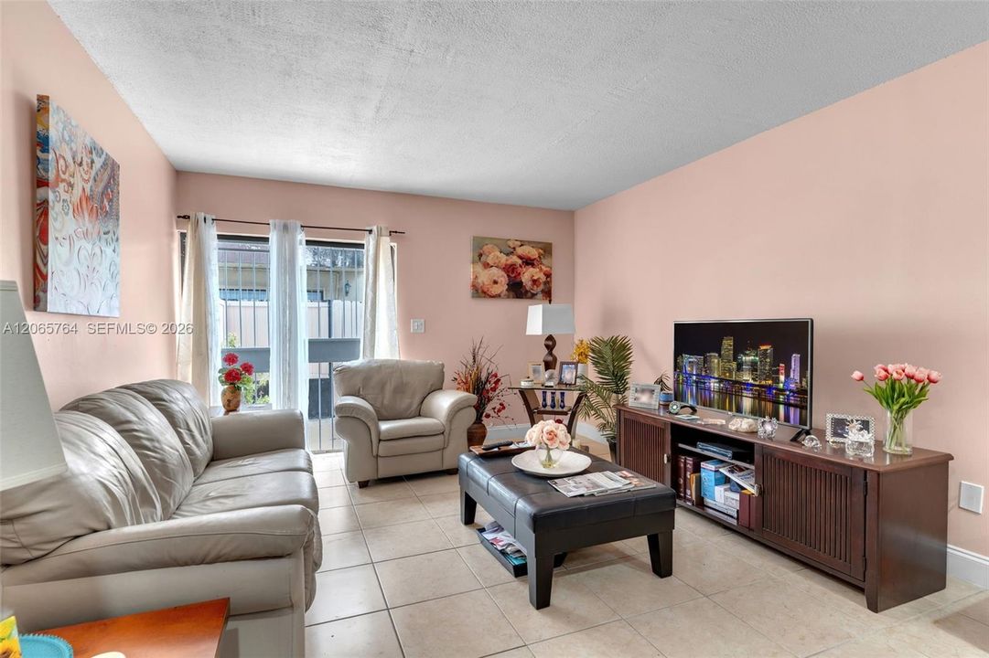 For Sale: $370,000 (2 beds, 2 baths, 1034 Square Feet)
