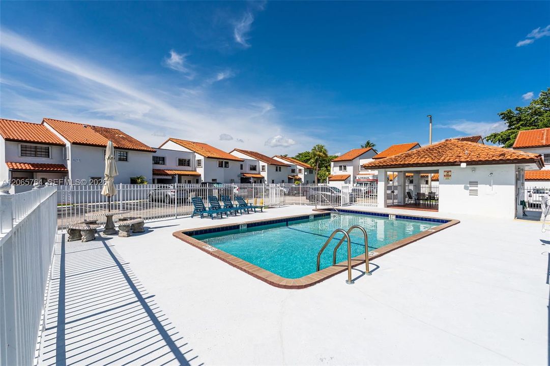 For Sale: $370,000 (2 beds, 2 baths, 1034 Square Feet)