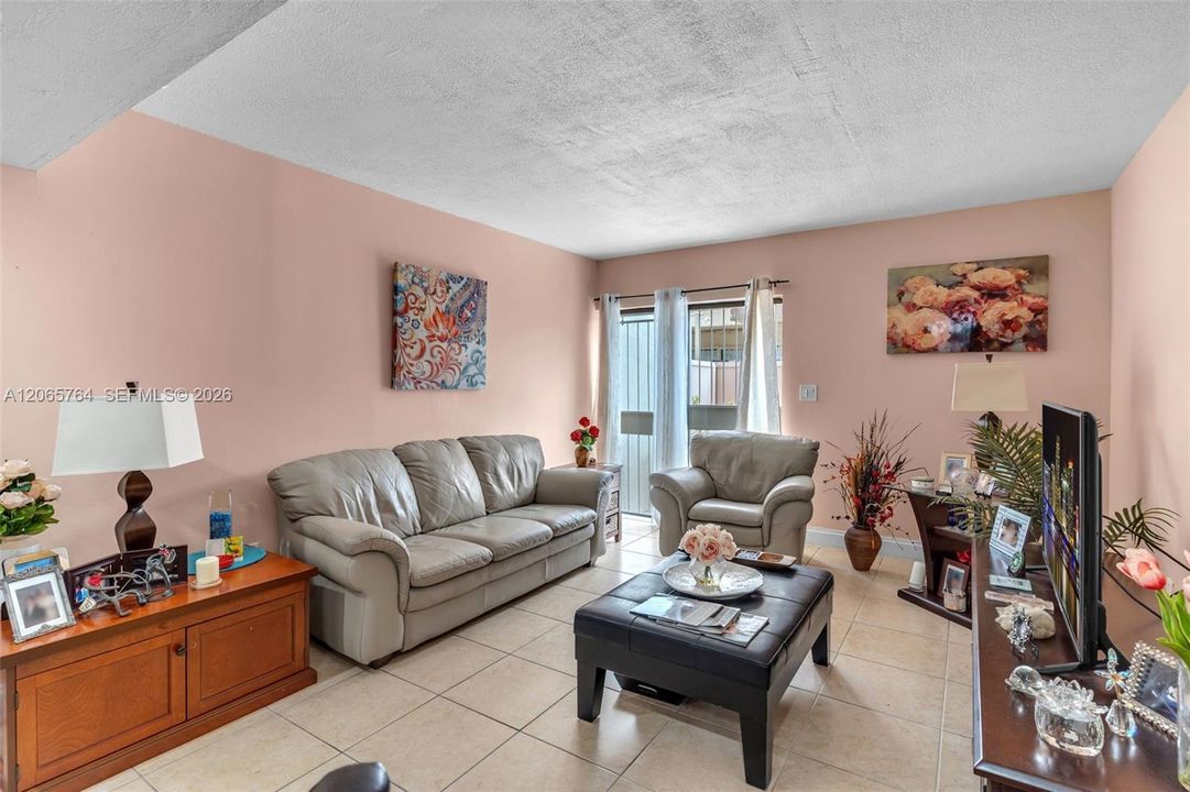 For Sale: $370,000 (2 beds, 2 baths, 1034 Square Feet)