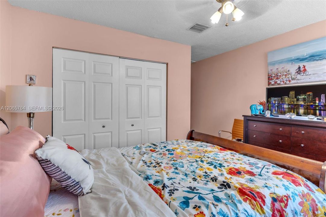 For Sale: $370,000 (2 beds, 2 baths, 1034 Square Feet)