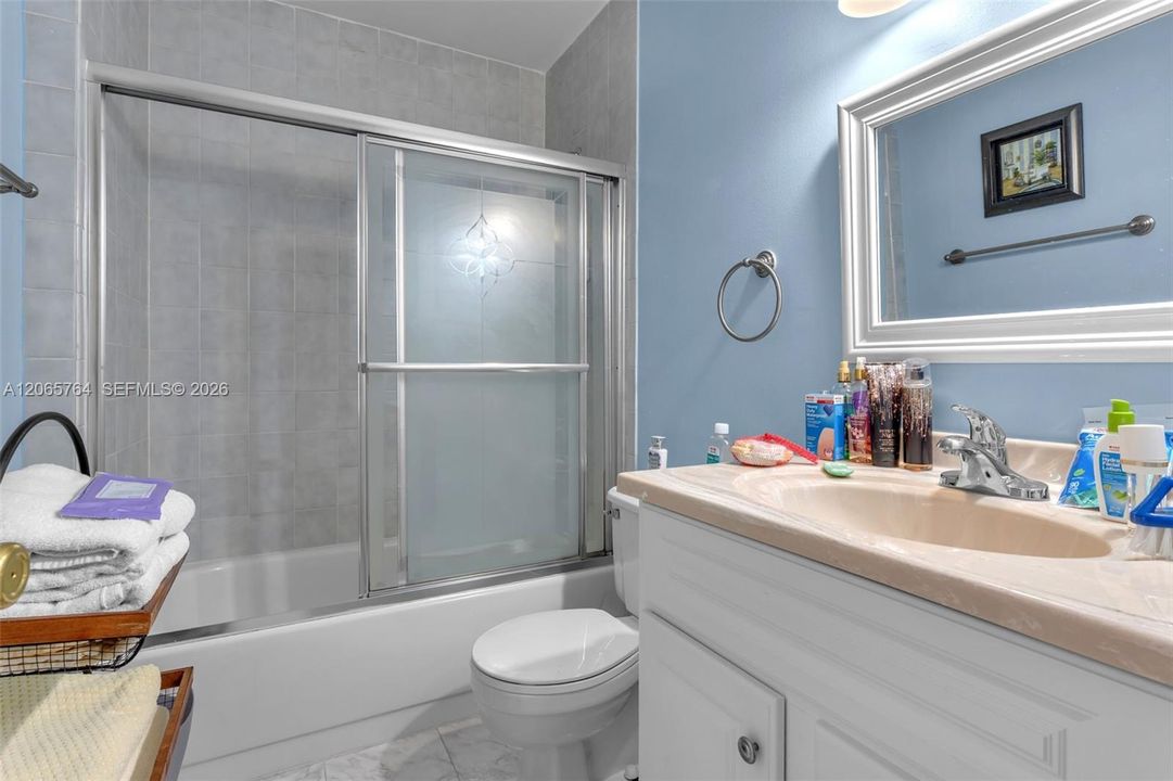 For Sale: $370,000 (2 beds, 2 baths, 1034 Square Feet)