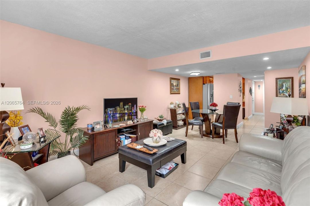 For Sale: $370,000 (2 beds, 2 baths, 1034 Square Feet)