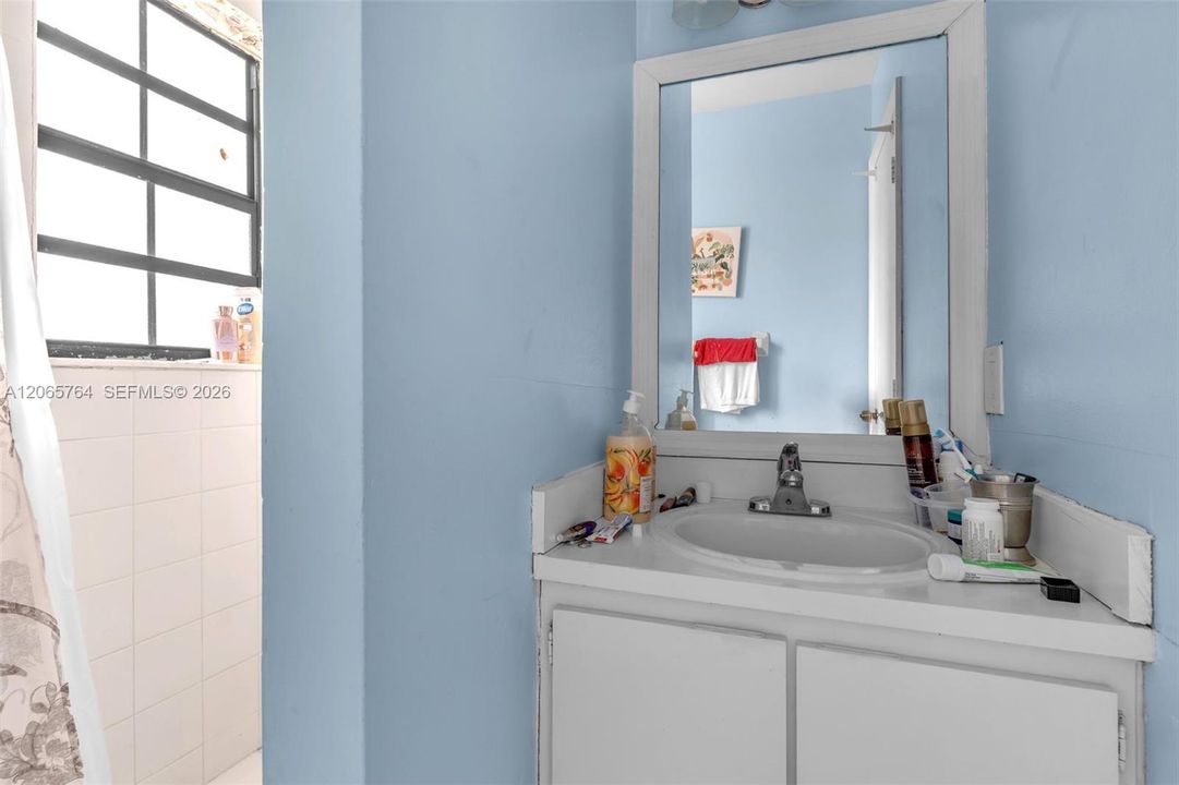 For Sale: $370,000 (2 beds, 2 baths, 1034 Square Feet)