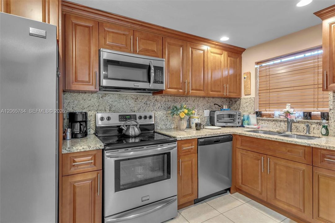 For Sale: $370,000 (2 beds, 2 baths, 1034 Square Feet)
