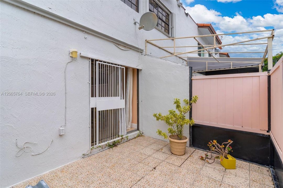 For Sale: $370,000 (2 beds, 2 baths, 1034 Square Feet)