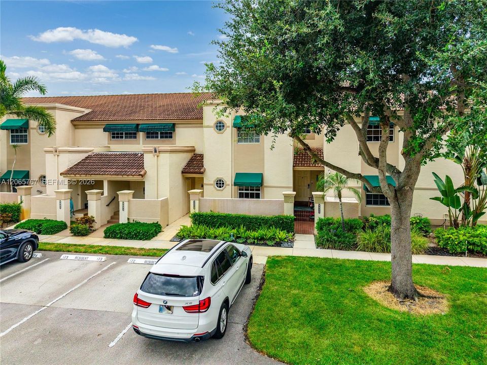 For Sale: $335,000 (2 beds, 2 baths, 1090 Square Feet)