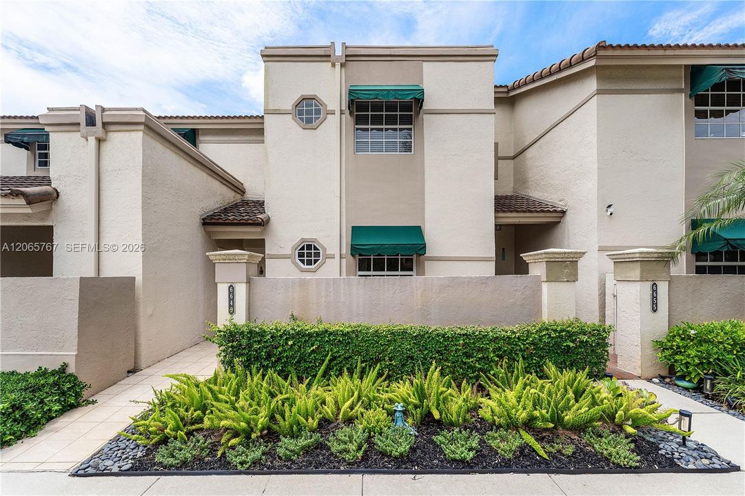 For Sale: $335,000 (2 beds, 2 baths, 1090 Square Feet)