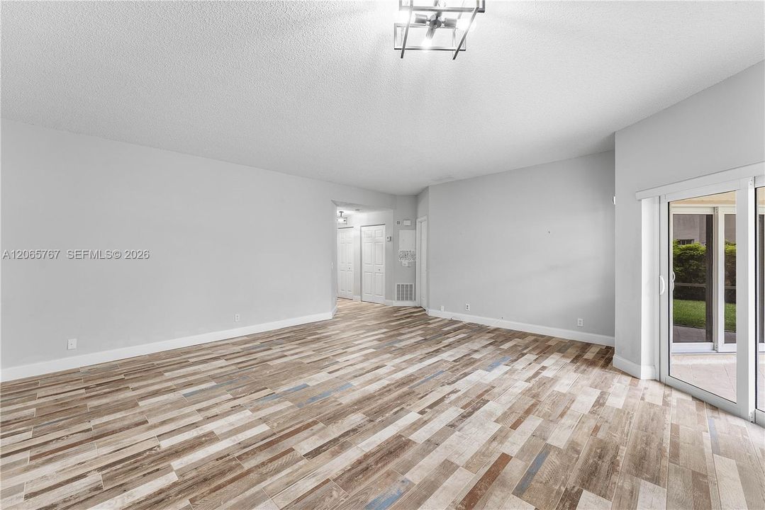 For Sale: $335,000 (2 beds, 2 baths, 1090 Square Feet)