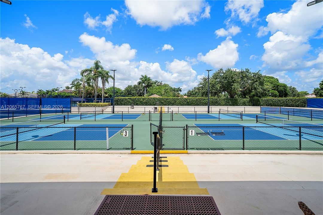 For Sale: $335,000 (2 beds, 2 baths, 1090 Square Feet)
