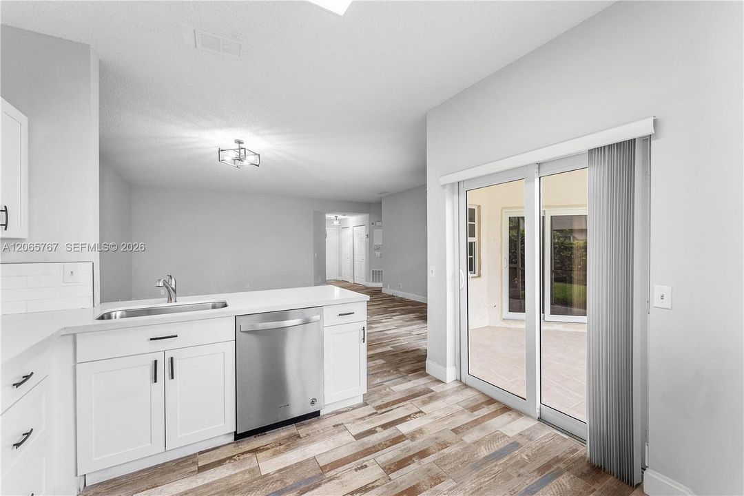 For Sale: $335,000 (2 beds, 2 baths, 1090 Square Feet)