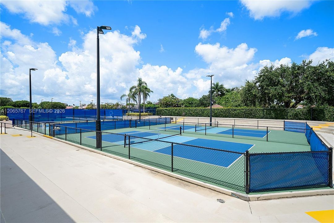 For Sale: $335,000 (2 beds, 2 baths, 1090 Square Feet)