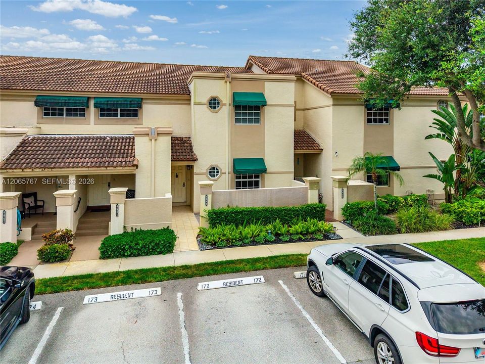 For Sale: $335,000 (2 beds, 2 baths, 1090 Square Feet)