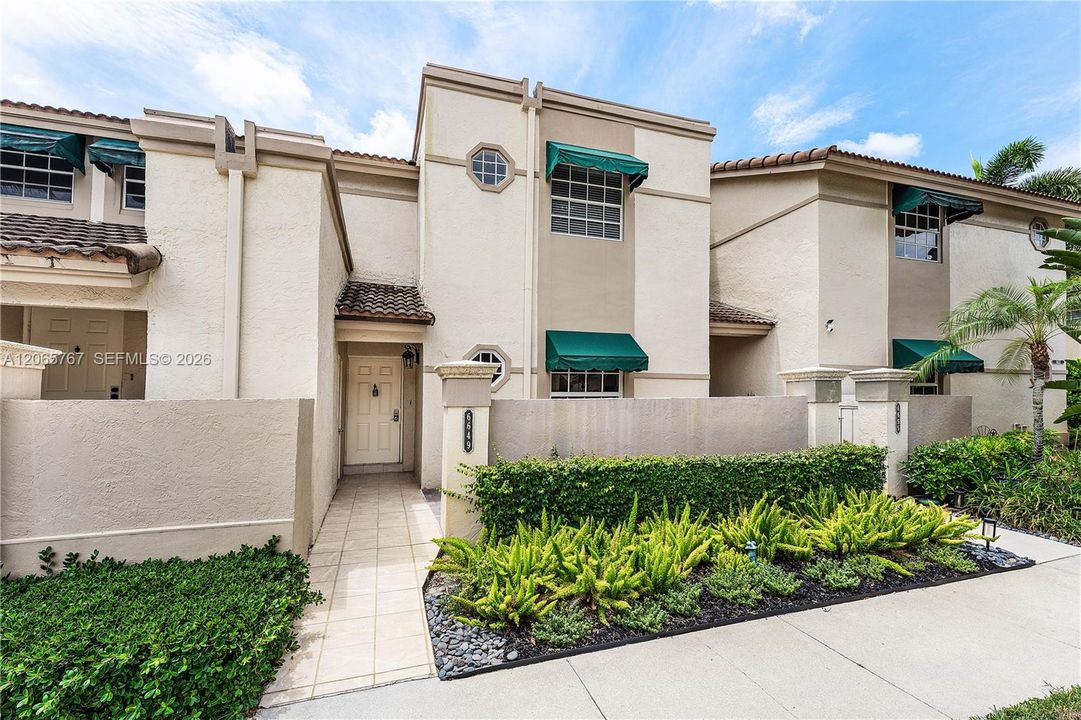 For Sale: $335,000 (2 beds, 2 baths, 1090 Square Feet)