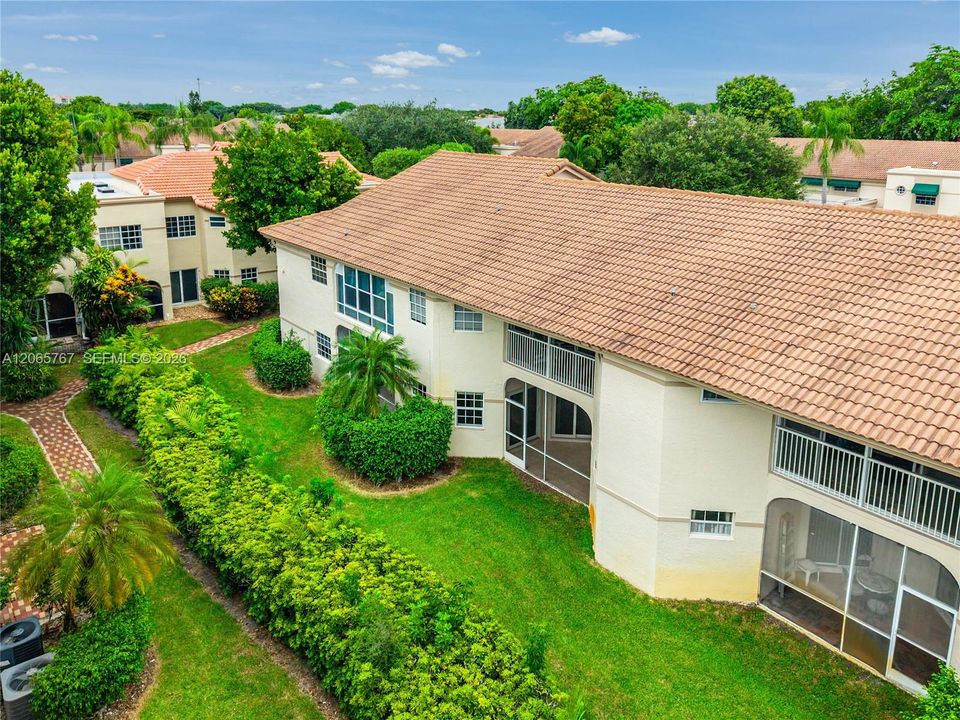 For Sale: $335,000 (2 beds, 2 baths, 1090 Square Feet)
