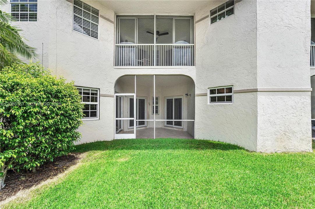 For Sale: $335,000 (2 beds, 2 baths, 1090 Square Feet)