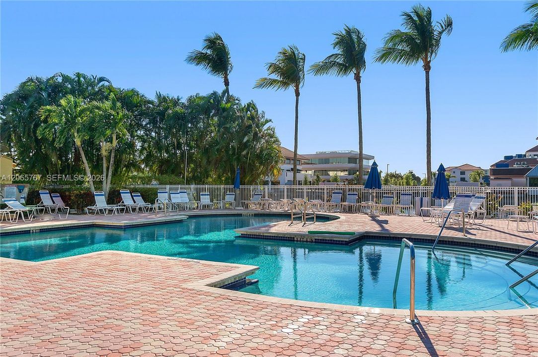 For Sale: $335,000 (2 beds, 2 baths, 1090 Square Feet)