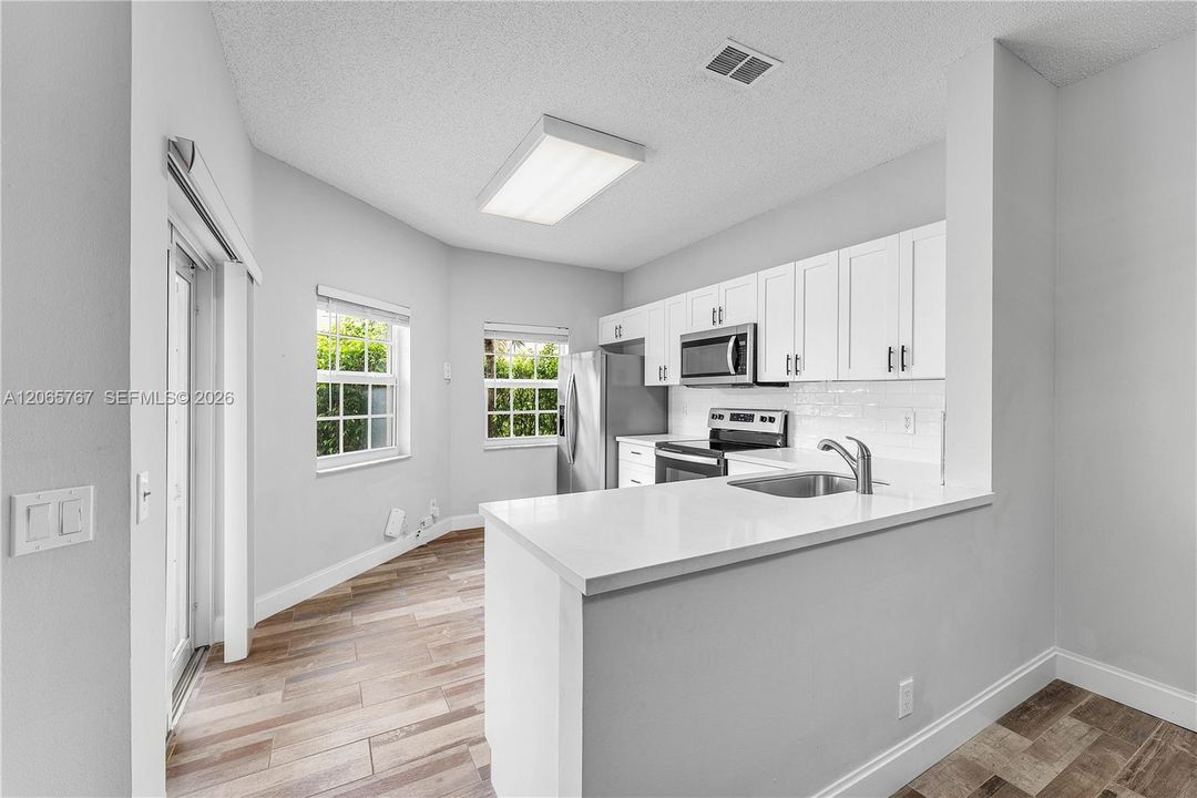 For Sale: $335,000 (2 beds, 2 baths, 1090 Square Feet)