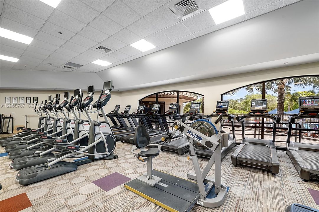 For Sale: $335,000 (2 beds, 2 baths, 1090 Square Feet)