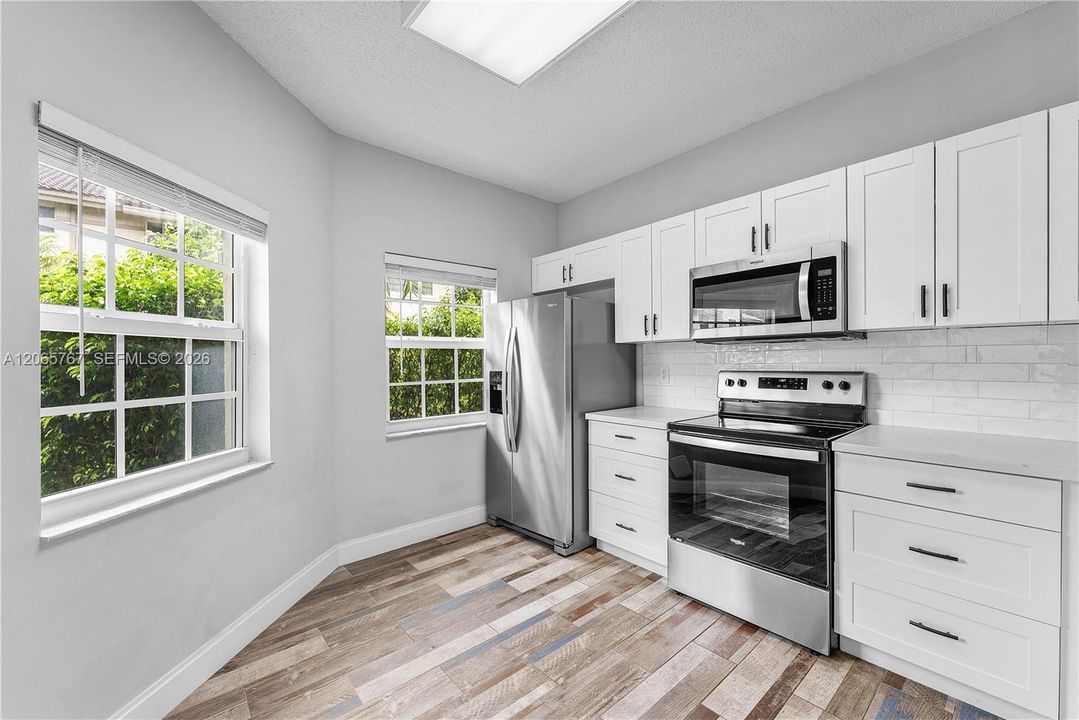 For Sale: $335,000 (2 beds, 2 baths, 1090 Square Feet)